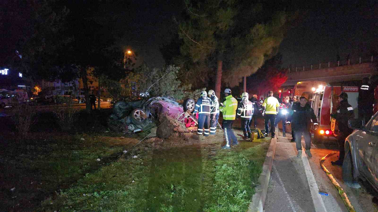 Otomobil, takla atarak çarptığı ağacı kökünden söktü: 1 ölü 8 otomobil takla atarak carptigi agaci kokunden soktu 1 olu 4 wXifyOAN