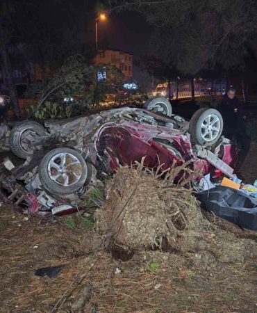 otomobil-takla-atarak-carptigi-agaci-kokunden-soktu-1-olu-Rpze2a3h.jpg