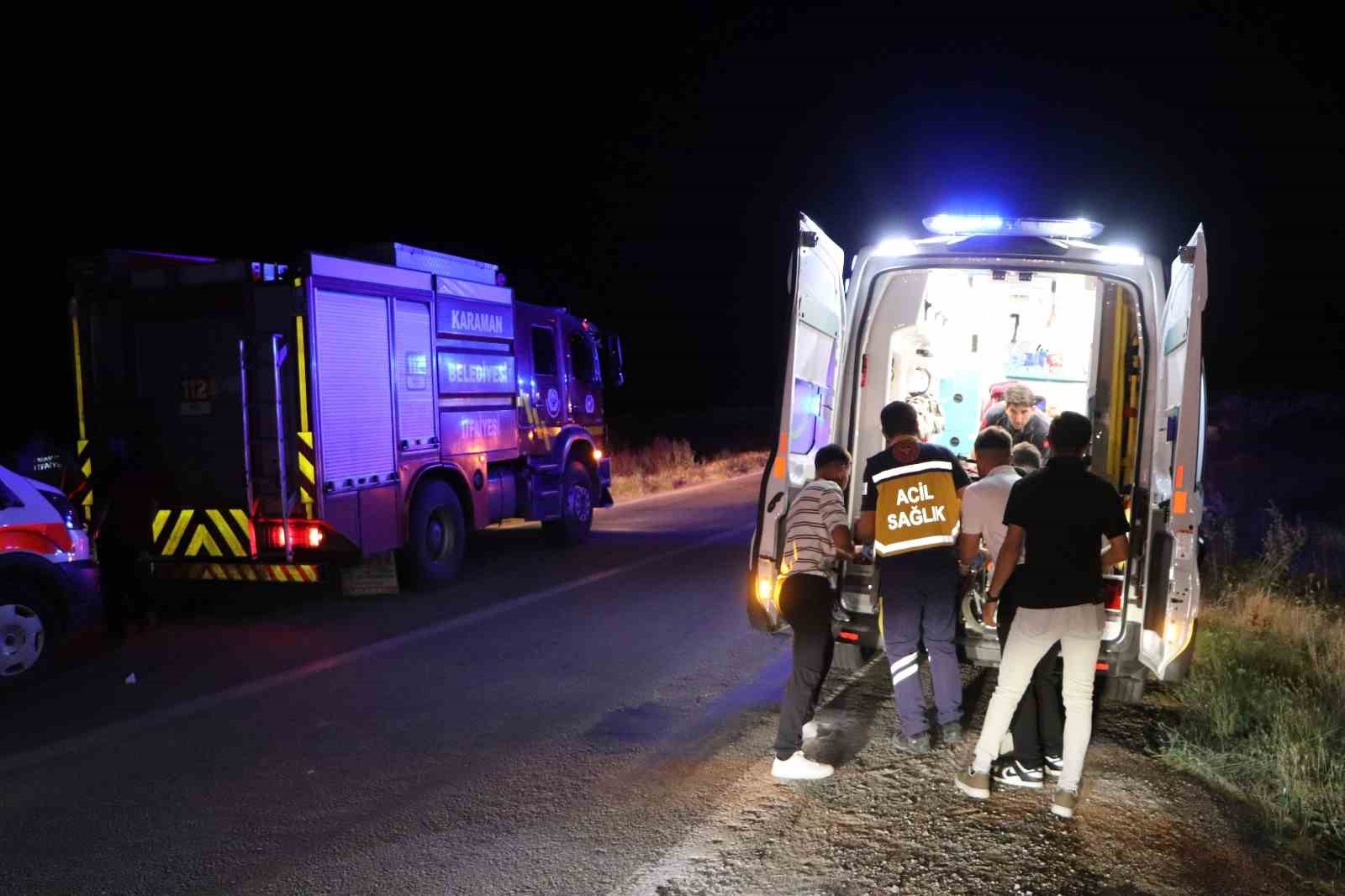 Otomobil takla atarak şarampole uçtu: 3 yaralı 5 otomobil takla atarak sarampole uctu 3 yarali 1 zRgueUnq