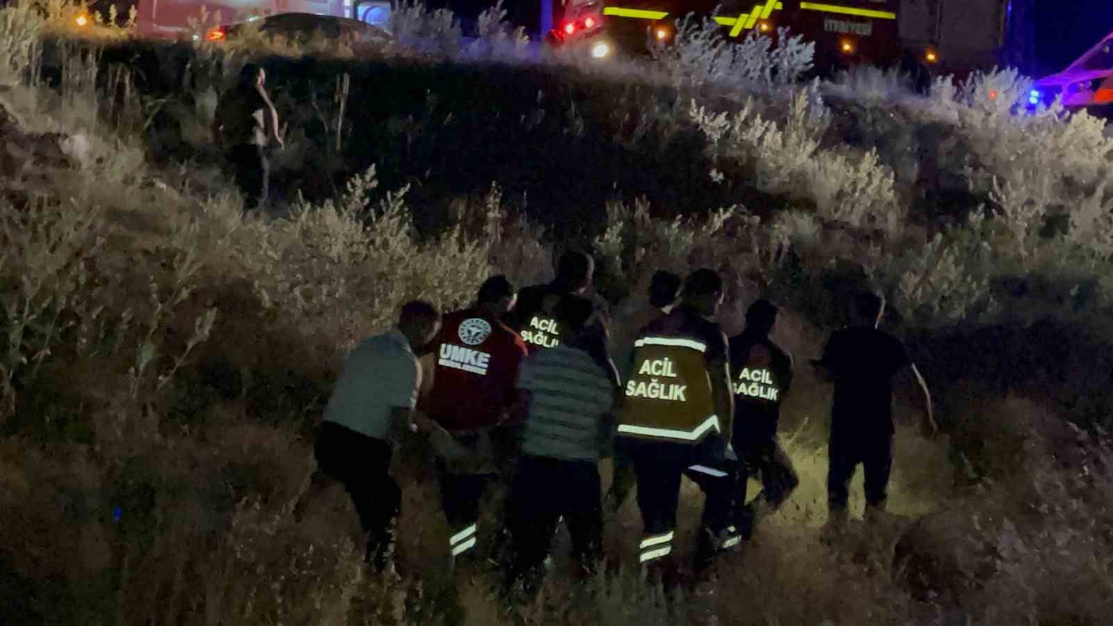 Otomobil takla atarak şarampole uçtu: 3 yaralı 6 otomobil takla atarak sarampole uctu 3 yarali 2 lnl3vOIr