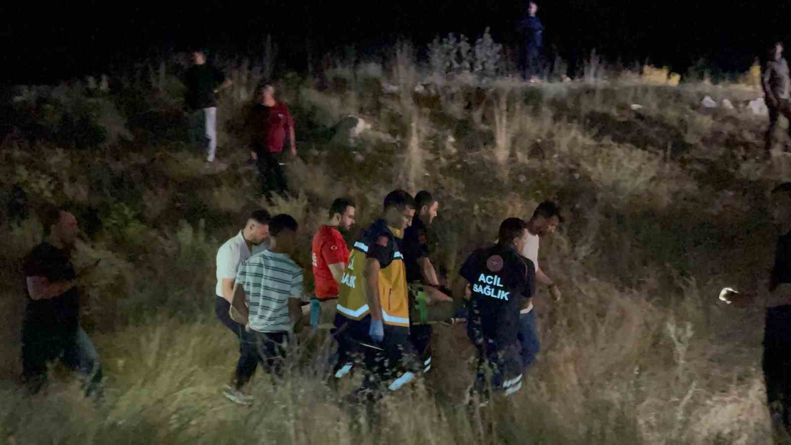 Otomobil takla atarak şarampole uçtu: 3 yaralı 8 otomobil takla atarak sarampole uctu 3 yarali 4 JMuvCPgG
