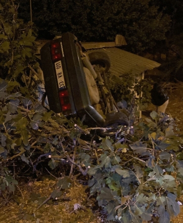 otomobil-takla-atip-eve-carpti-surucu-oldu-EaXN7ZGJ.jpg