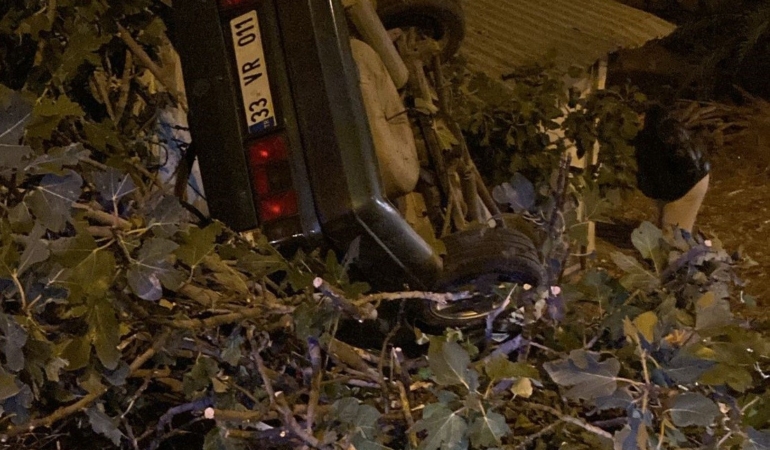 otomobil-takla-atip-eve-carpti-surucu-oldu-EaXN7ZGJ.jpg