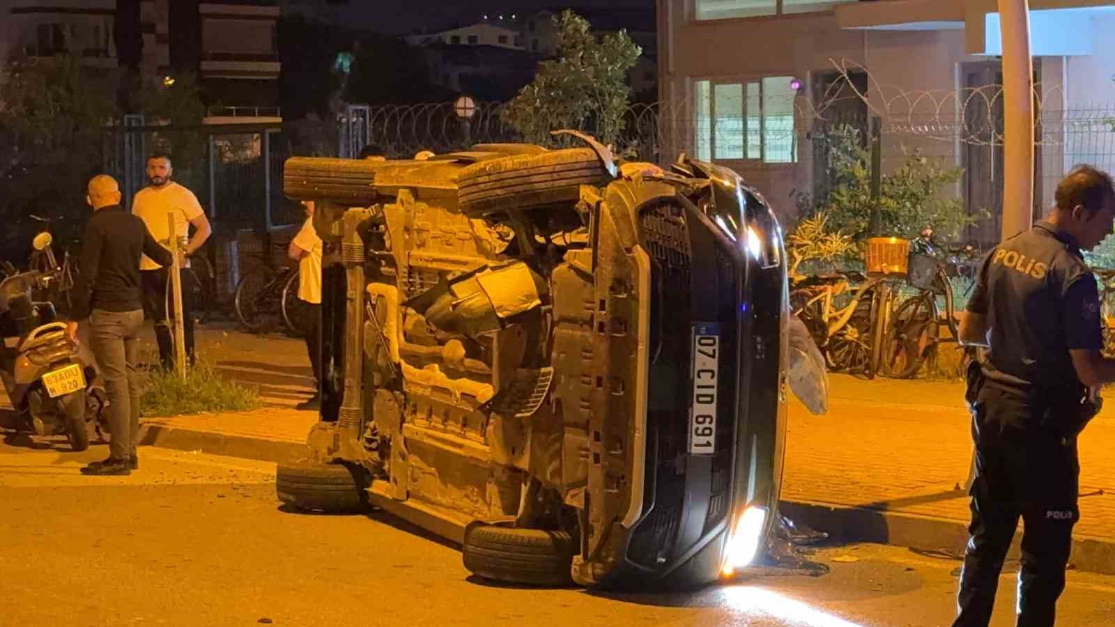 Otomobil takla attı, ortalık savaş alanına döndü 6 otomobil takla atti ortalik savas alanina dondu 2 WCeyISJ8
