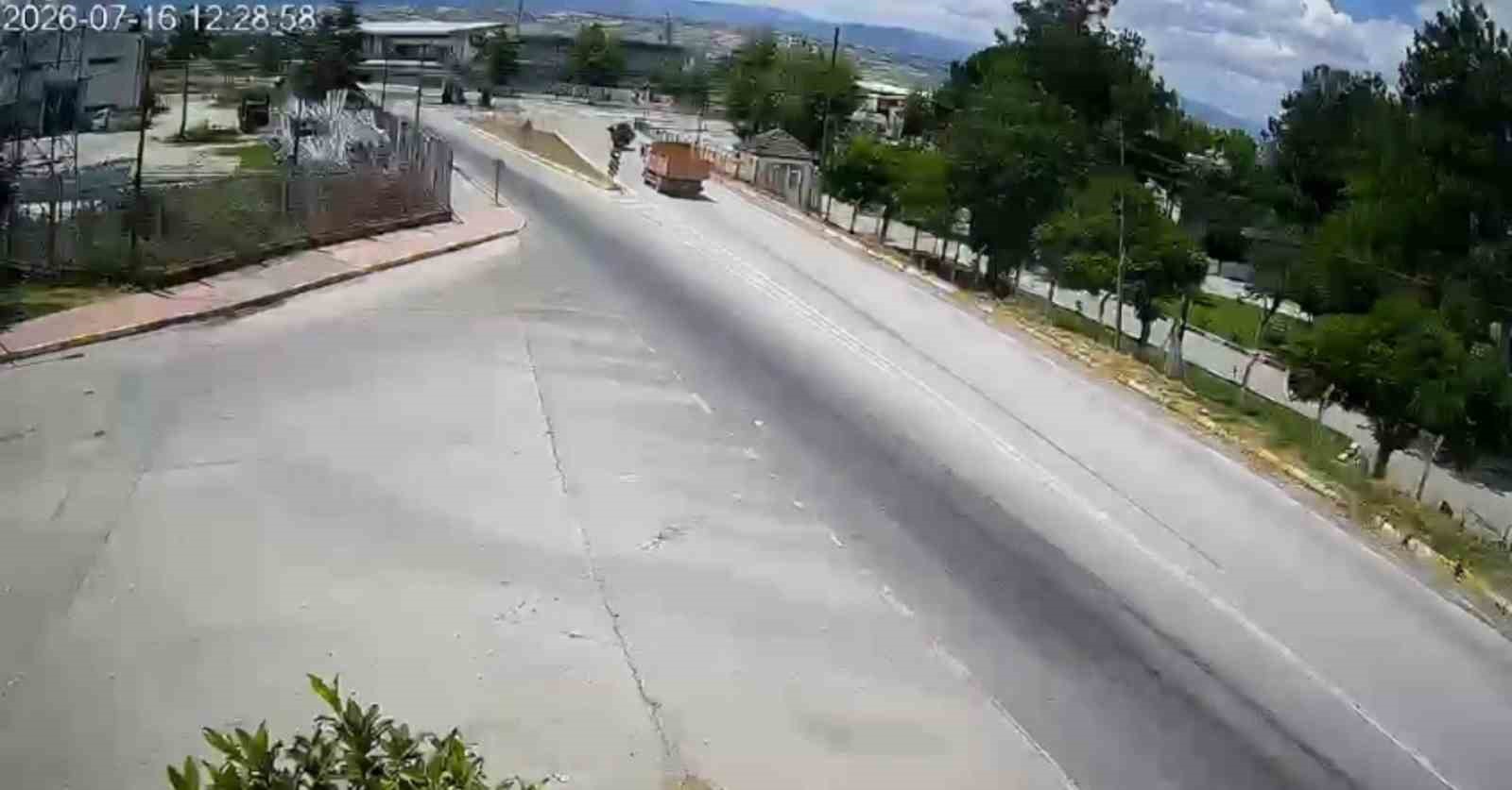 Otomobil takla attı, sürücü yaralandı 4 otomobil takla atti surucu yaralandi 0 cbV8Tvyi
