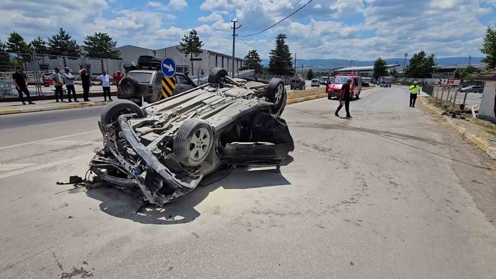 Otomobil takla attı, sürücü yaralandı 7 otomobil takla atti surucu yaralandi 3 jQUTLdPu