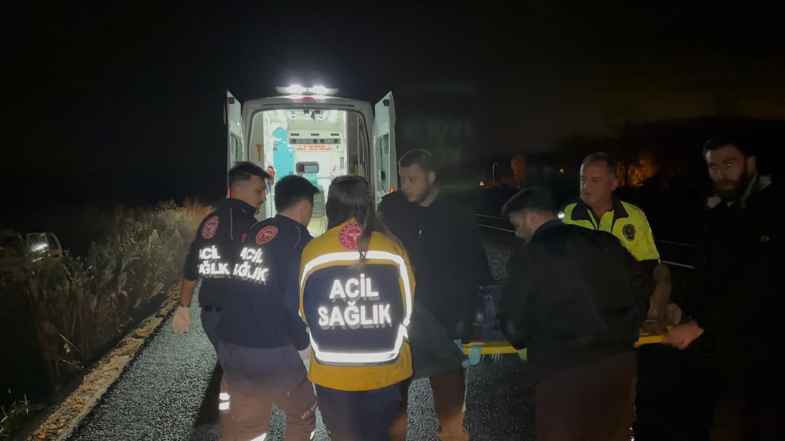 otomobil tarlaya uctu ekipler yarali icin seferber oldu 1 bMQ3GVsv