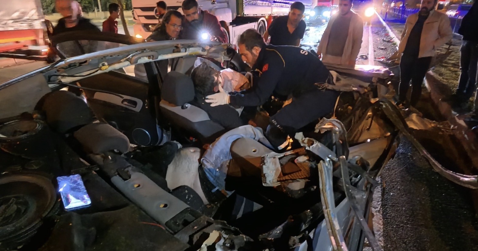 Otomobil tıra arkadan çarptı: 1 ölü 1 ağır yaralı 7 otomobil tira arkadan carpti 1 olu 1 agir yarali 3 TECtH87i