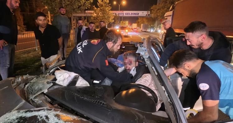 Otomobil tıra arkadan çarptı: 1 ölü 1 ağır yaralı 9 otomobil tira arkadan carpti 1 olu 1 agir yarali 5 996DOwMr