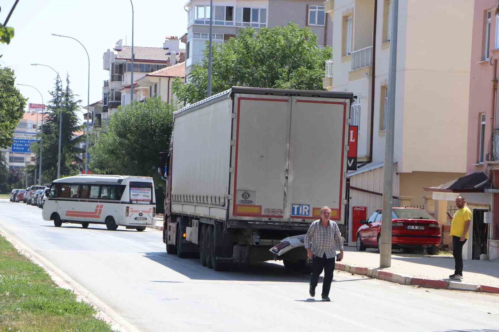 Otomobil tıra arkadan çarptı: 1’i ağır 3 yaralı 4 otomobil tira arkadan carpti 1i agir 3 yarali 0 99OfLj9E