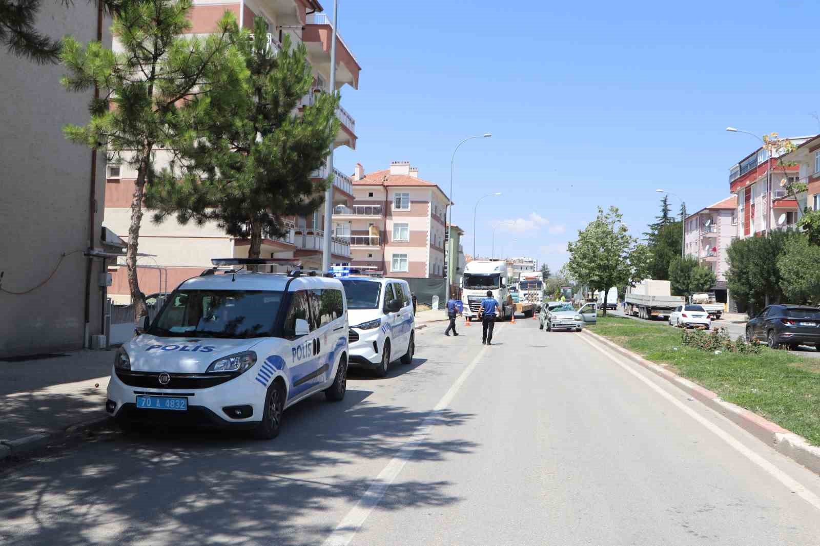 Otomobil tıra arkadan çarptı: 1’i ağır 3 yaralı 5 otomobil tira arkadan carpti 1i agir 3 yarali 1 IRsz883U