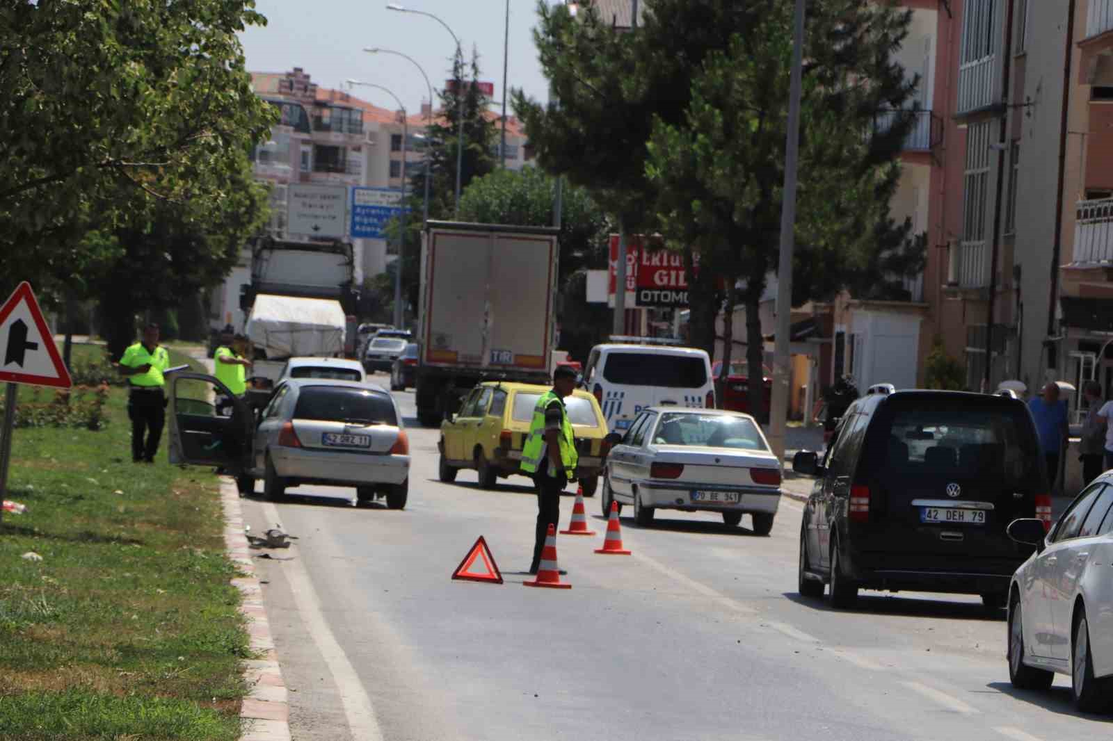 Otomobil tıra arkadan çarptı: 1’i ağır 3 yaralı 6 otomobil tira arkadan carpti 1i agir 3 yarali 2 ANMyfEfW