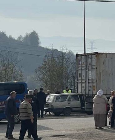 otomobil-tira-ok-gibi-saplandi-2-yarali-WEXNuPiC.jpg