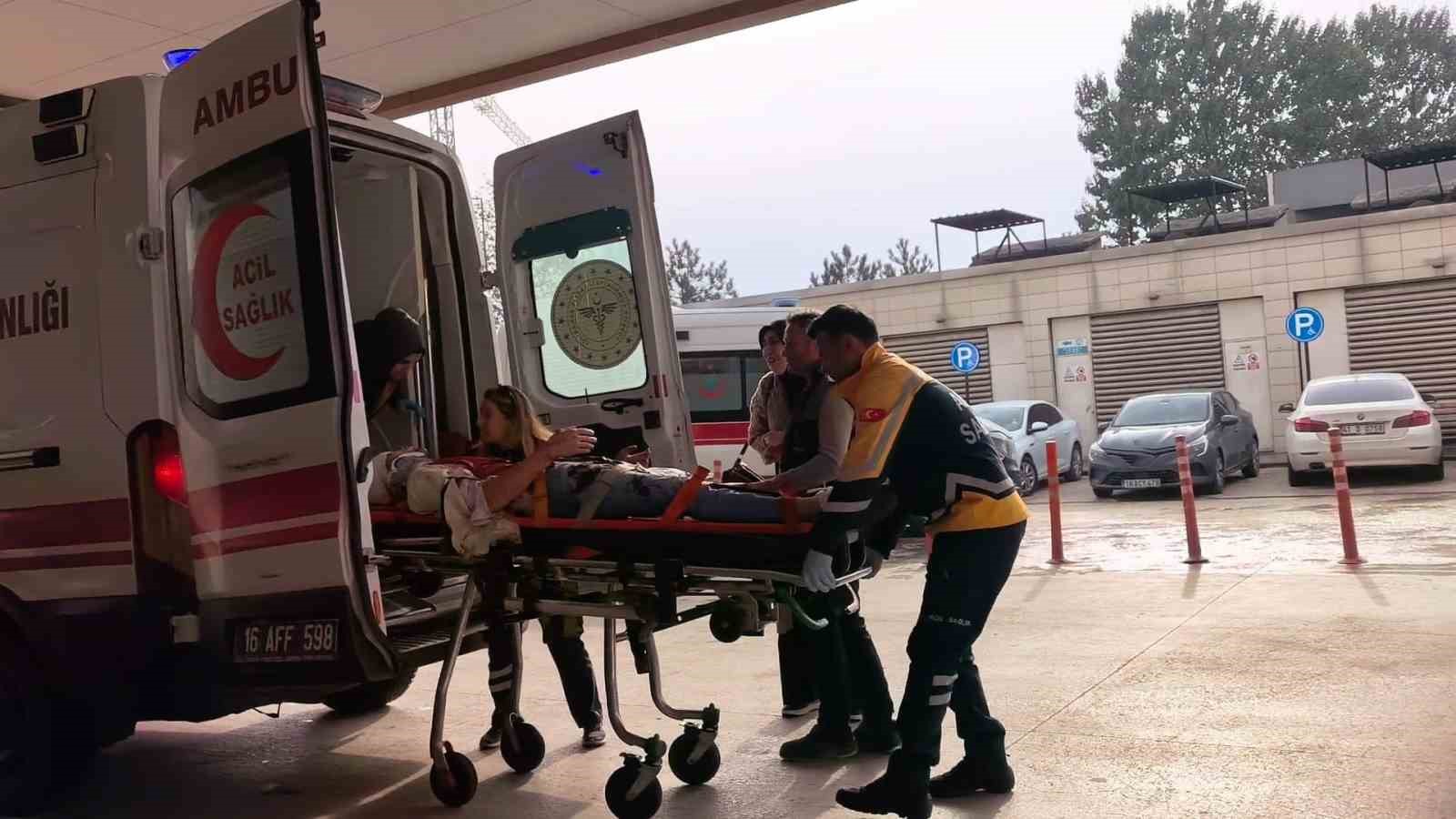 otomobil tirin altina girdi 4 yarali 0 HEkBOBOn