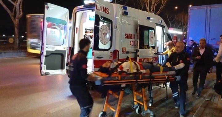 otomobil tirin altina girdi surucu agir yaralandi 1 hi529ciA