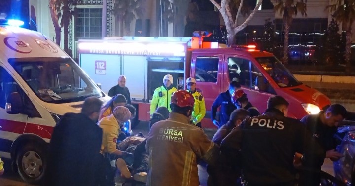 otomobil tirin altina girdi surucu agir yaralandi 2 SBHd11SN