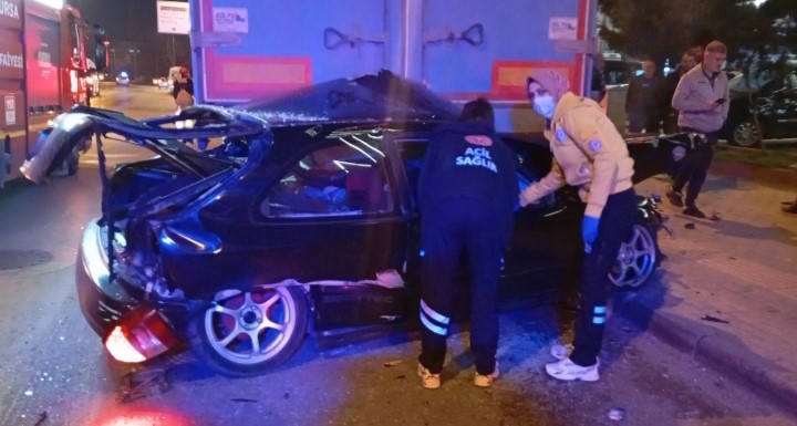 otomobil tirin altina girdi surucu agir yaralandi 4 MrazWZ1W