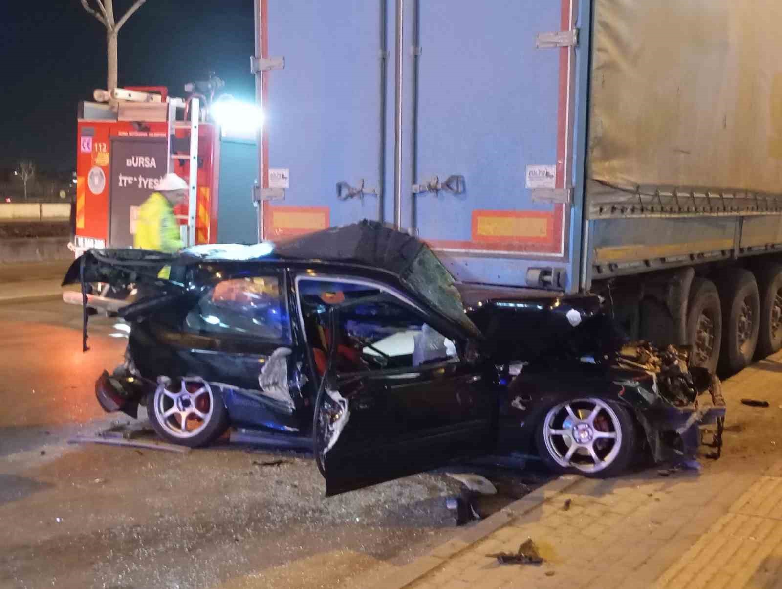 otomobil tirin altina girdi surucu agir yaralandi 5 Pz3mMjpV