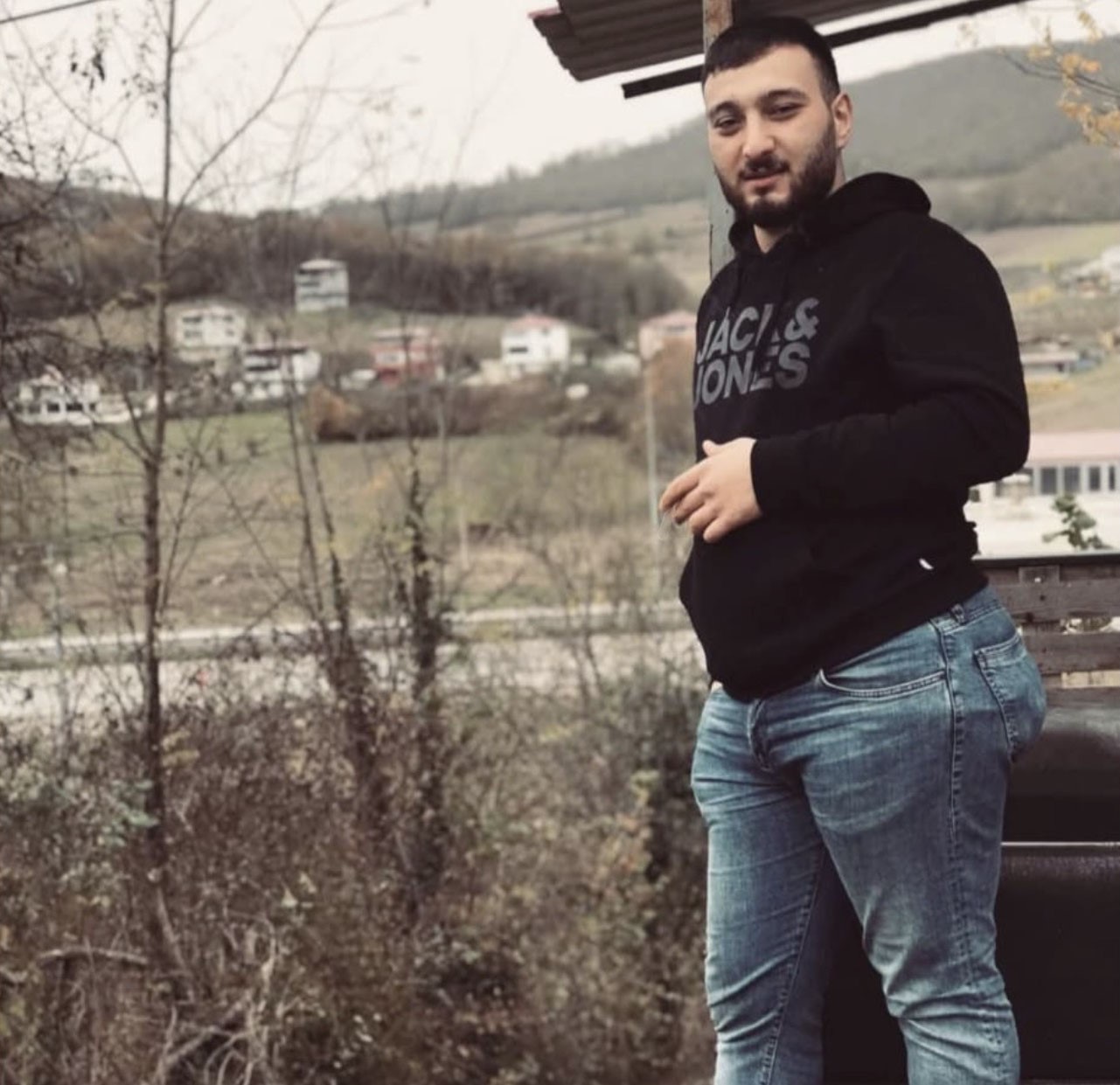 otomobil tirin altina girdi surucunun kimligi otopside belirlendi 0 tXnQp5ij