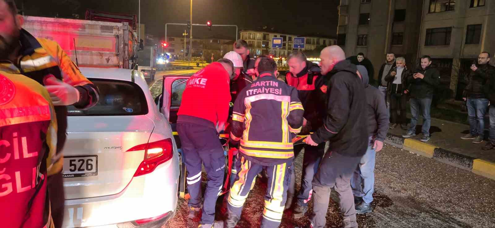 Otomobil tırın dorsesine saplandı:1 yaralı 4 otomobil tirin dorsesine saplandi1 yarali 0