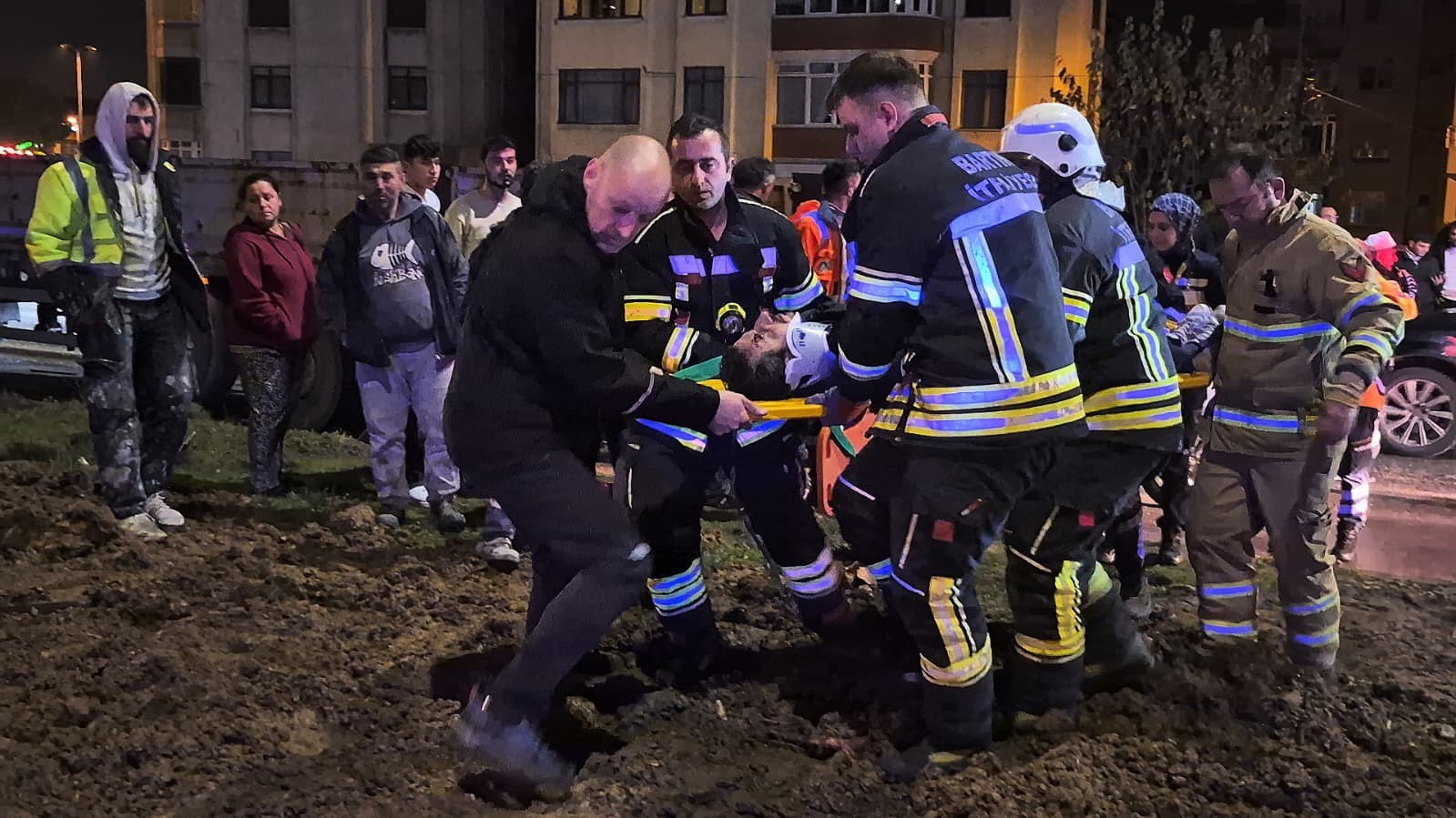 Otomobil tırın dorsesine saplandı:1 yaralı 8 otomobil tirin dorsesine saplandi1 yarali 4