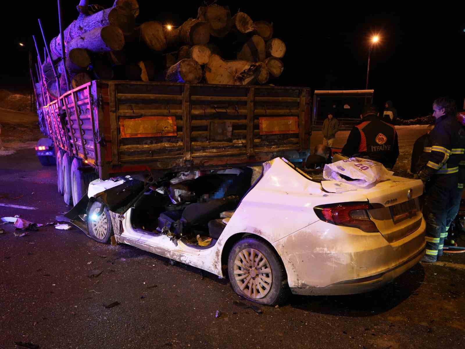 Otomobil tırın dorsesinin altında girdi: 1 kişi öldü, 2 kişi ağır yaralandı 4 otomobil tirin dorsesinin altinda girdi 1 kisi oldu 2 kisi agir yaralandi 0 PUJaBeqF