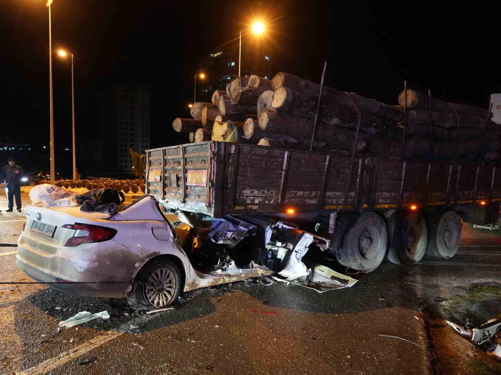 Otomobil tırın dorsesinin altında girdi: 1 kişi öldü, 2 kişi ağır yaralandı 5 otomobil tirin dorsesinin altinda girdi 1 kisi oldu 2 kisi agir yaralandi 1