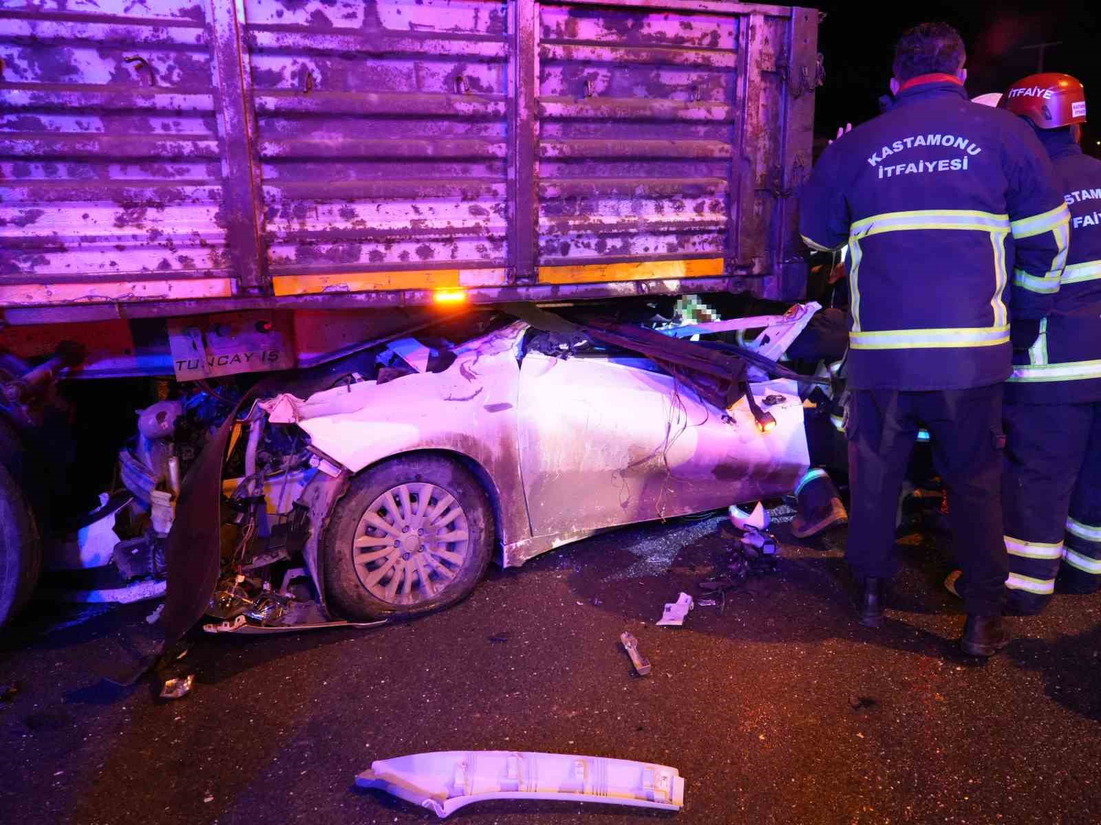 Otomobil tırın dorsesinin altında girdi: 1 kişi öldü, 2 kişi ağır yaralandı 14 otomobil tirin dorsesinin altinda girdi 1 kisi oldu 2 kisi agir yaralandi 10 BLXpkusu