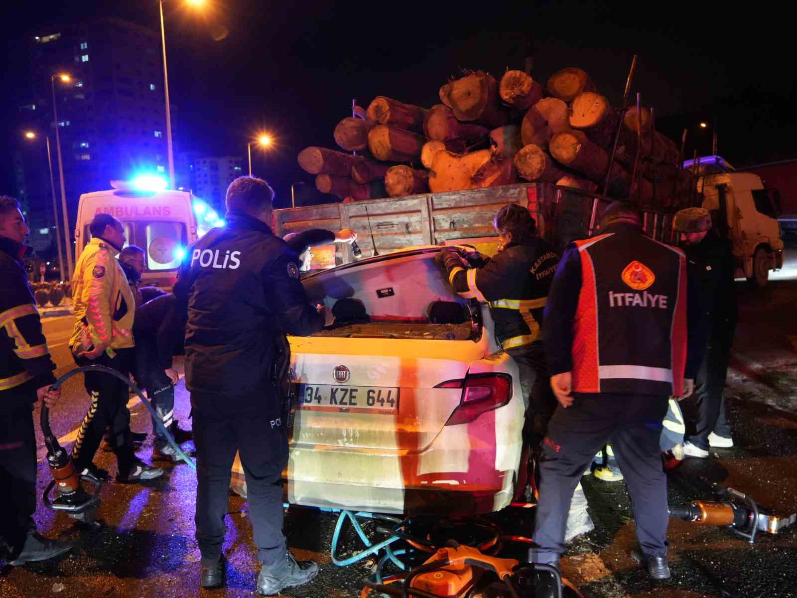 Otomobil tırın dorsesinin altında girdi: 1 kişi öldü, 2 kişi ağır yaralandı 15 otomobil tirin dorsesinin altinda girdi 1 kisi oldu 2 kisi agir yaralandi 11 w2rOaEwi