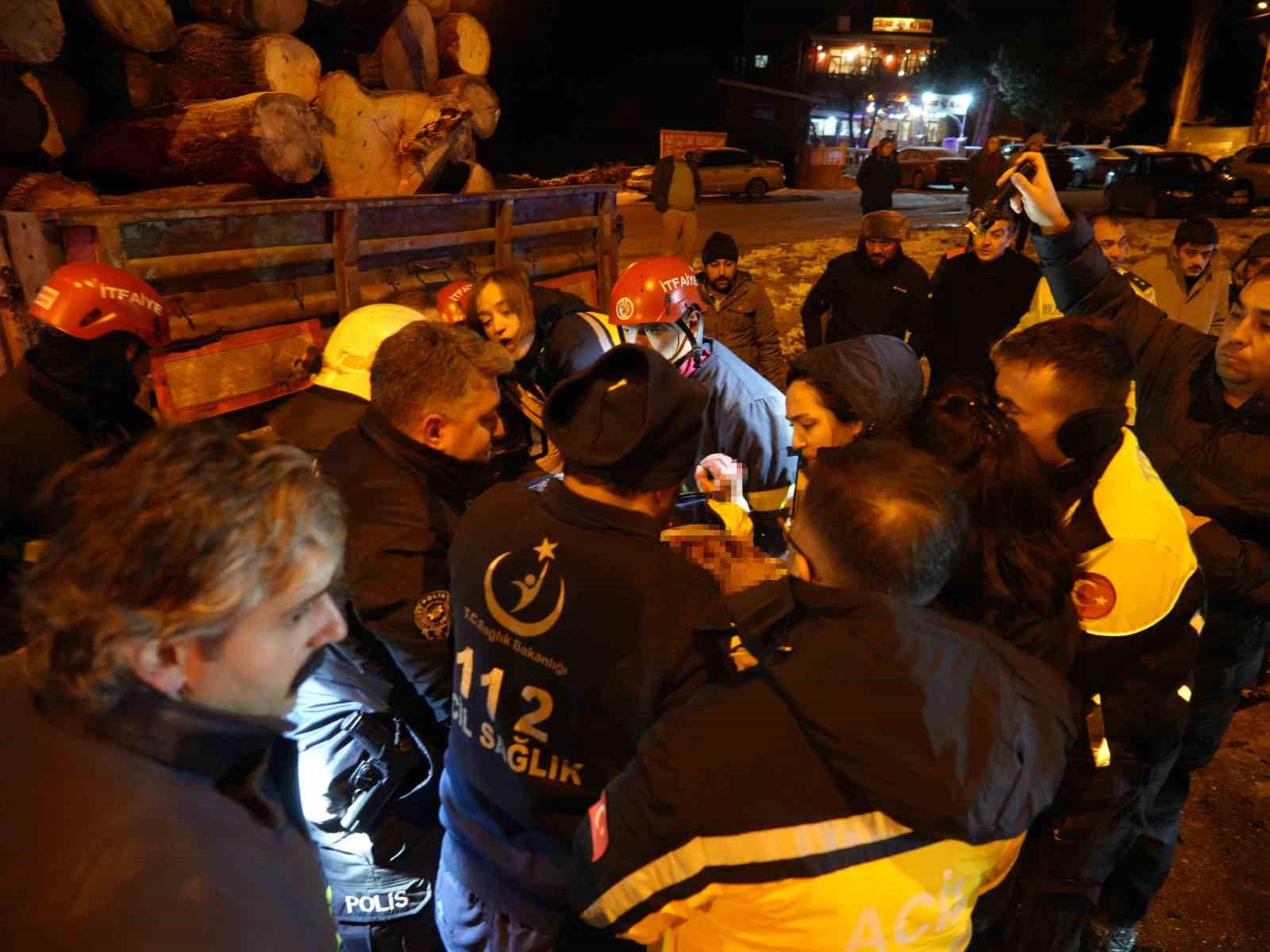 Otomobil tırın dorsesinin altında girdi: 1 kişi öldü, 2 kişi ağır yaralandı 16 otomobil tirin dorsesinin altinda girdi 1 kisi oldu 2 kisi agir yaralandi 12 OzD7brM4