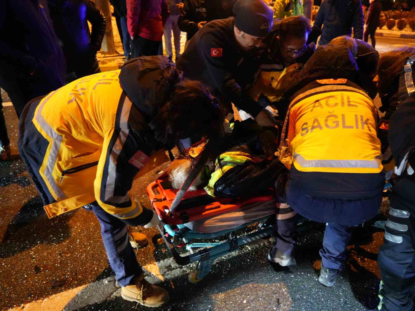 Otomobil tırın dorsesinin altında girdi: 1 kişi öldü, 2 kişi ağır yaralandı 17 otomobil tirin dorsesinin altinda girdi 1 kisi oldu 2 kisi agir yaralandi 13 VNNVVRqi