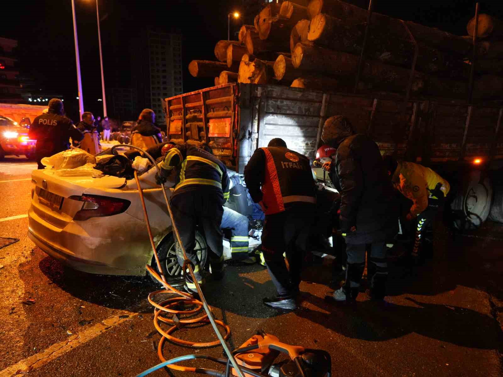 Otomobil tırın dorsesinin altında girdi: 1 kişi öldü, 2 kişi ağır yaralandı 18 otomobil tirin dorsesinin altinda girdi 1 kisi oldu 2 kisi agir yaralandi 14 1OYdAzXG