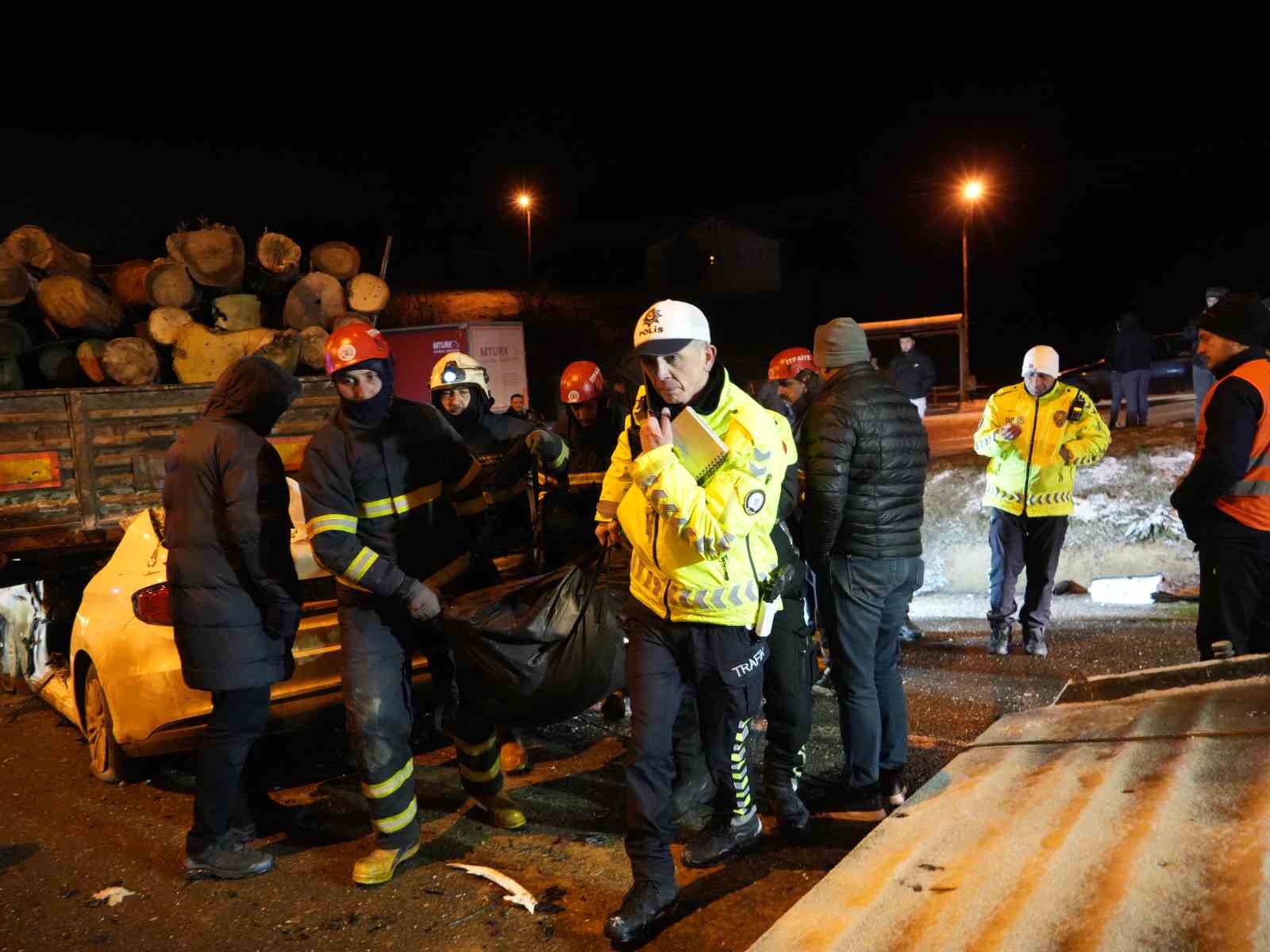 Otomobil tırın dorsesinin altında girdi: 1 kişi öldü, 2 kişi ağır yaralandı 19 otomobil tirin dorsesinin altinda girdi 1 kisi oldu 2 kisi agir yaralandi 15 2B3HniLL