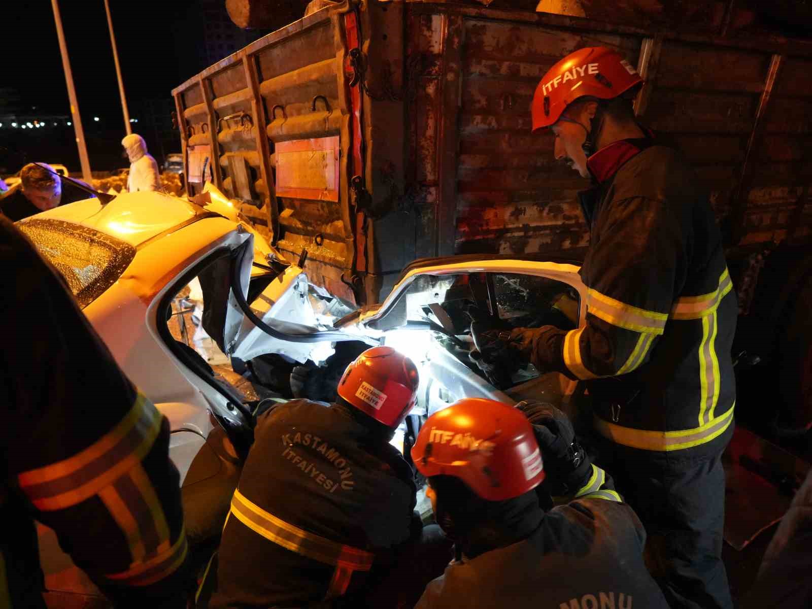 Otomobil tırın dorsesinin altında girdi: 1 kişi öldü, 2 kişi ağır yaralandı 20 otomobil tirin dorsesinin altinda girdi 1 kisi oldu 2 kisi agir yaralandi 16