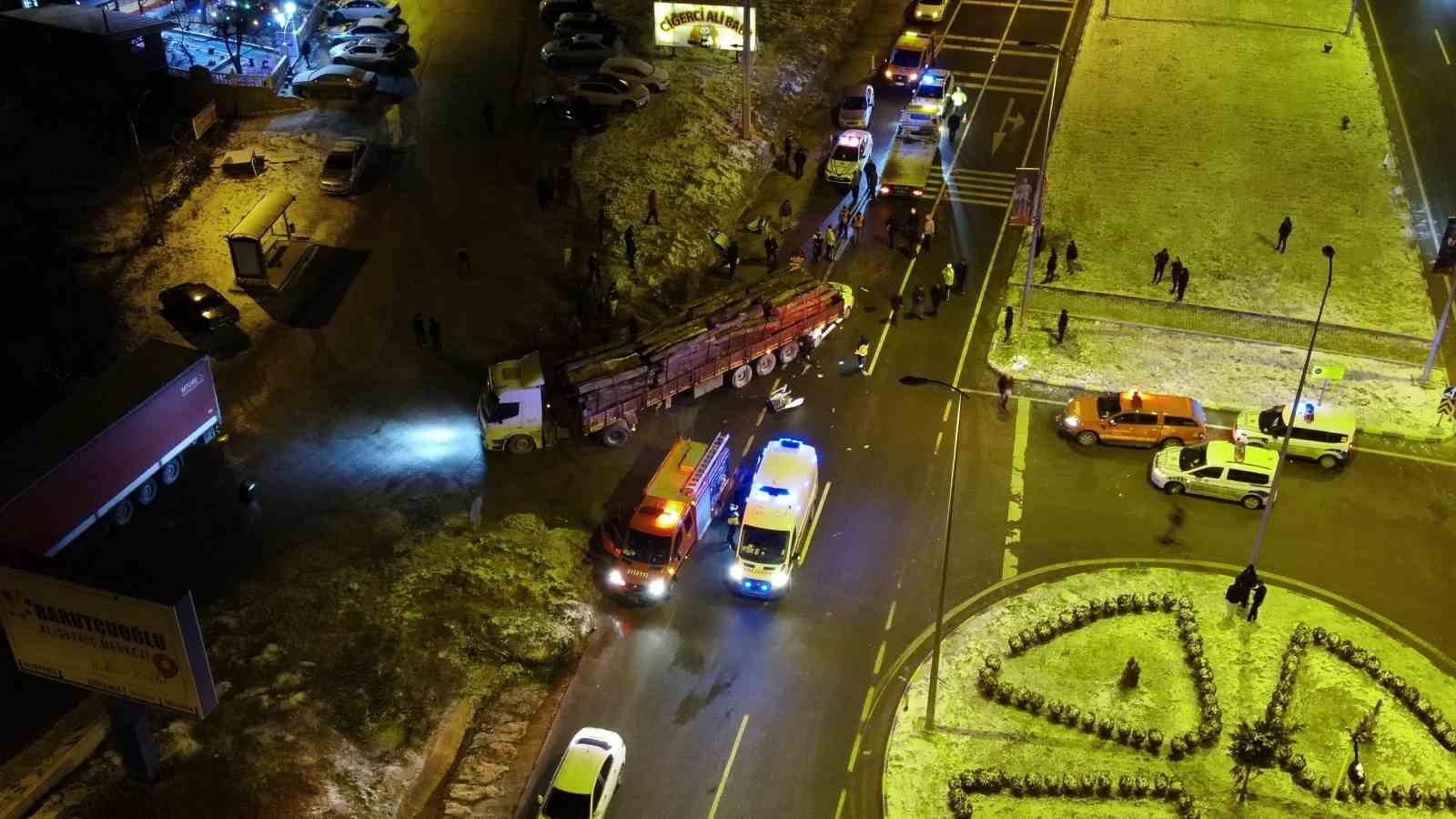 Otomobil tırın dorsesinin altında girdi: 1 kişi öldü, 2 kişi ağır yaralandı 21 otomobil tirin dorsesinin altinda girdi 1 kisi oldu 2 kisi agir yaralandi 17 K7tfAkR4