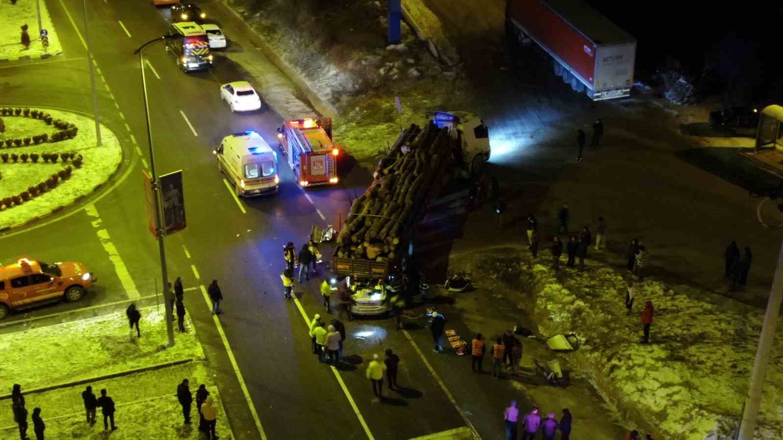 Otomobil tırın dorsesinin altında girdi: 1 kişi öldü, 2 kişi ağır yaralandı 22 otomobil tirin dorsesinin altinda girdi 1 kisi oldu 2 kisi agir yaralandi 18 PTm76XWC