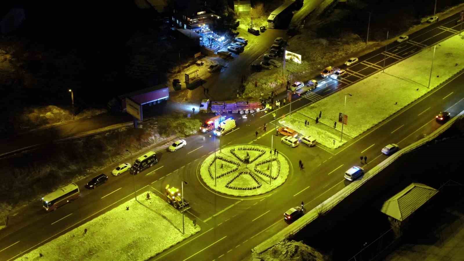Otomobil tırın dorsesinin altında girdi: 1 kişi öldü, 2 kişi ağır yaralandı 23 otomobil tirin dorsesinin altinda girdi 1 kisi oldu 2 kisi agir yaralandi 19 Dc7hTz62