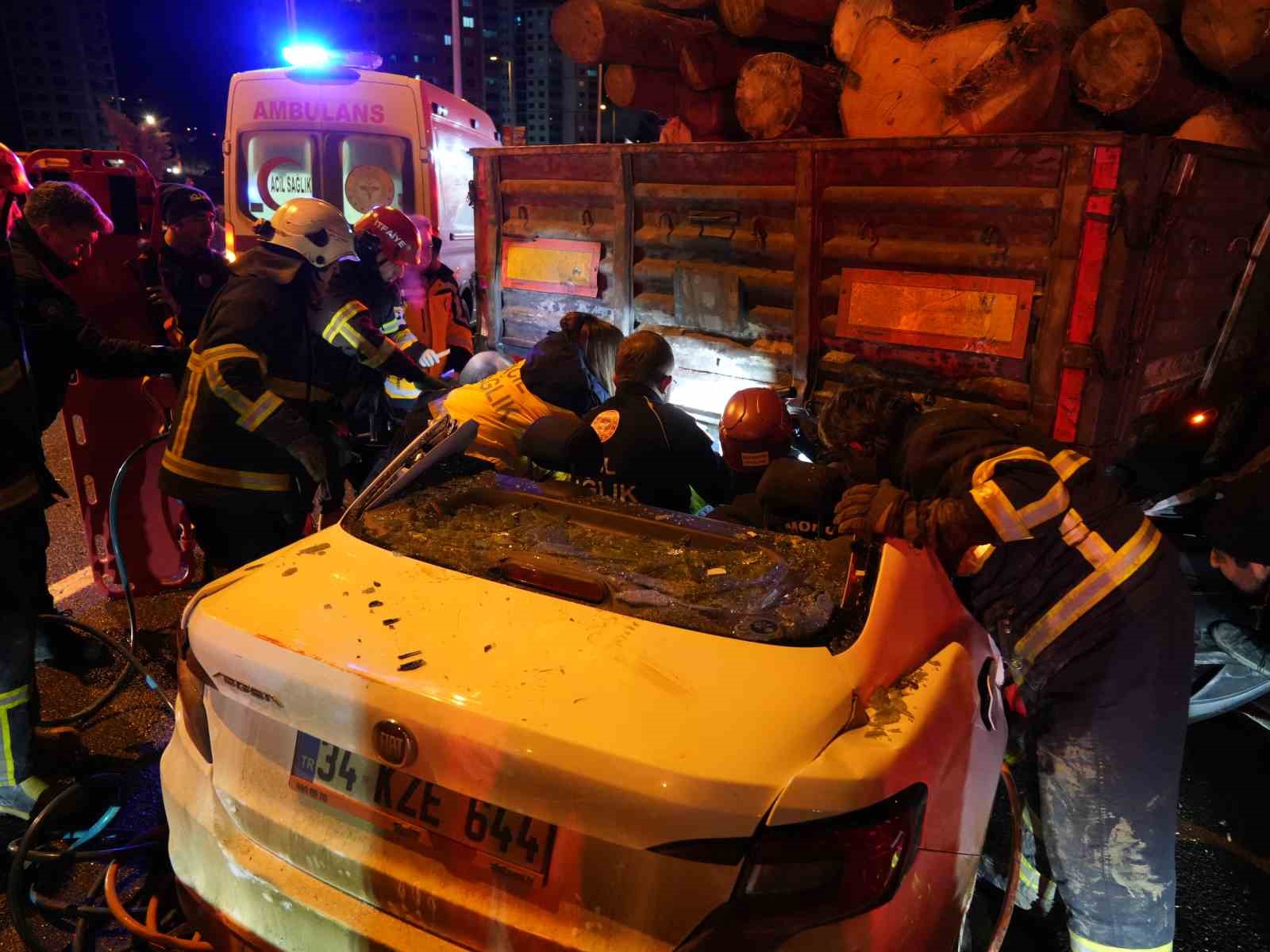 Otomobil tırın dorsesinin altında girdi: 1 kişi öldü, 2 kişi ağır yaralandı 6 otomobil tirin dorsesinin altinda girdi 1 kisi oldu 2 kisi agir yaralandi 2 TYCy1nEr