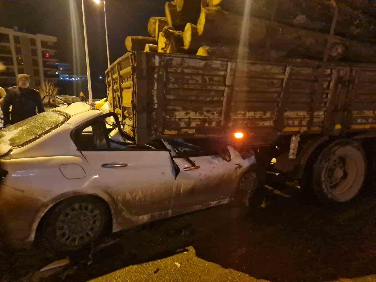 Otomobil tırın dorsesinin altında girdi: 1 kişi öldü, 2 kişi ağır yaralandı 24 otomobil tirin dorsesinin altinda girdi 1 kisi oldu 2 kisi agir yaralandi 20 3vgEmtpW
