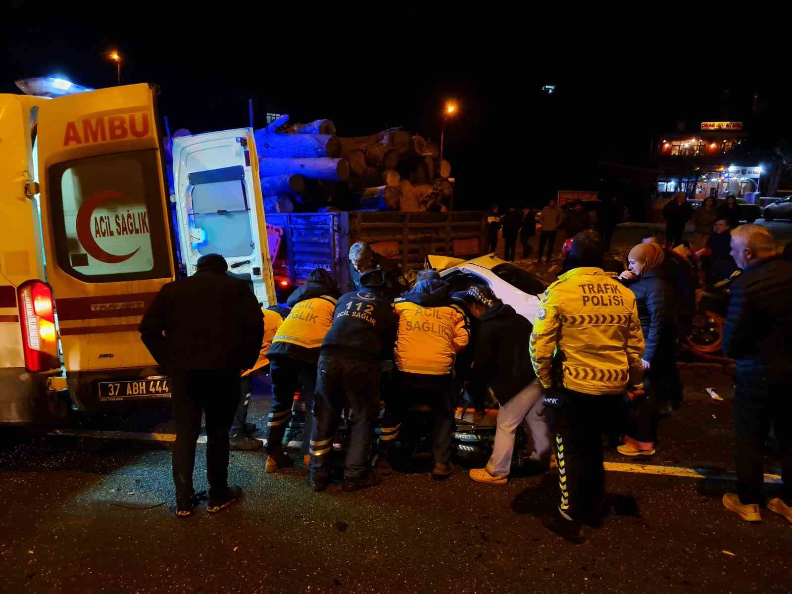 Otomobil tırın dorsesinin altında girdi: 1 kişi öldü, 2 kişi ağır yaralandı 25 otomobil tirin dorsesinin altinda girdi 1 kisi oldu 2 kisi agir yaralandi 21 IBuvim3N