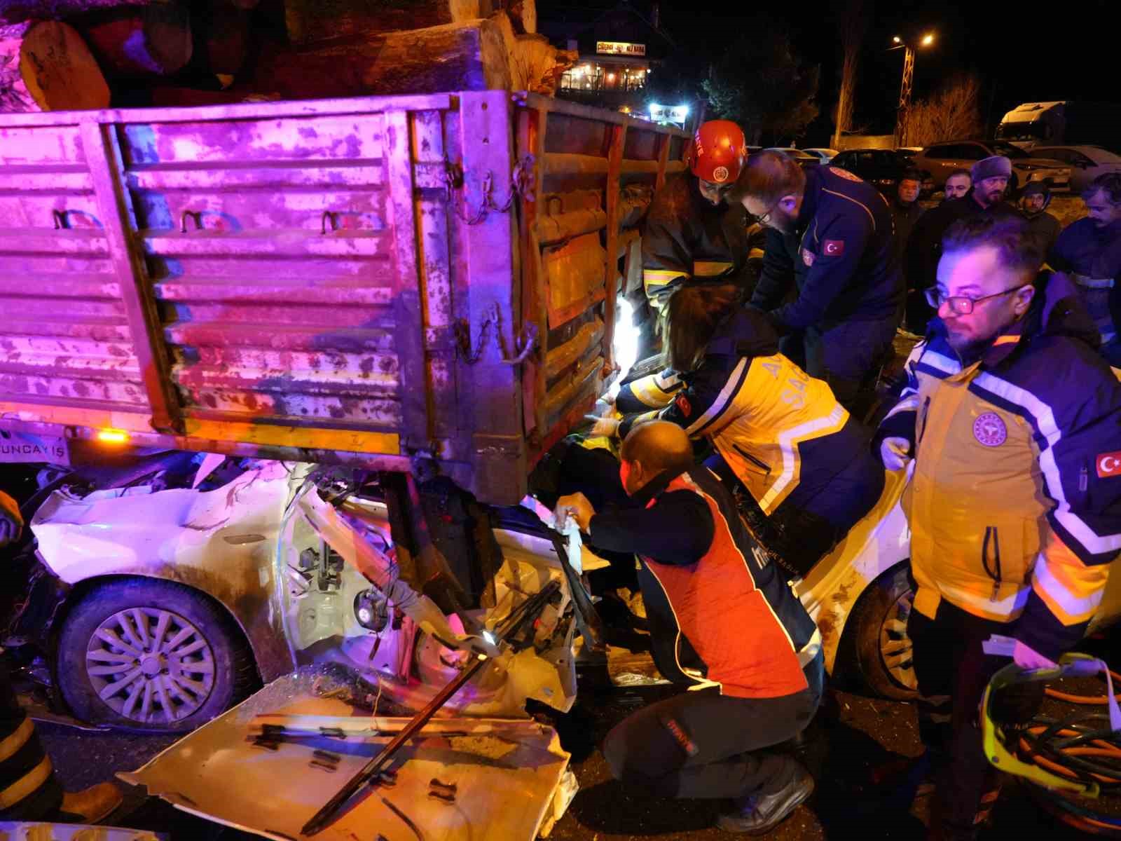 Otomobil tırın dorsesinin altında girdi: 1 kişi öldü, 2 kişi ağır yaralandı 7 otomobil tirin dorsesinin altinda girdi 1 kisi oldu 2 kisi agir yaralandi 3 bSbkOOD3