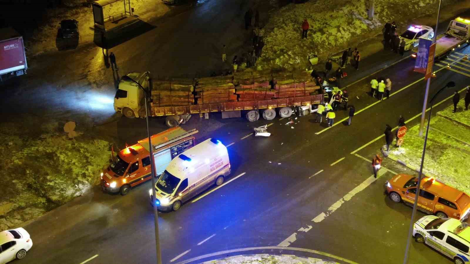 Otomobil tırın dorsesinin altında girdi: 1 kişi öldü, 2 kişi ağır yaralandı 9 otomobil tirin dorsesinin altinda girdi 1 kisi oldu 2 kisi agir yaralandi 5 RAW9aqQa