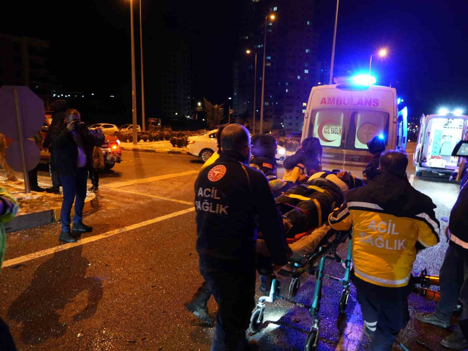 Otomobil tırın dorsesinin altında girdi: 1 kişi öldü, 2 kişi ağır yaralandı 10 otomobil tirin dorsesinin altinda girdi 1 kisi oldu 2 kisi agir yaralandi 6 hjI95Rzc