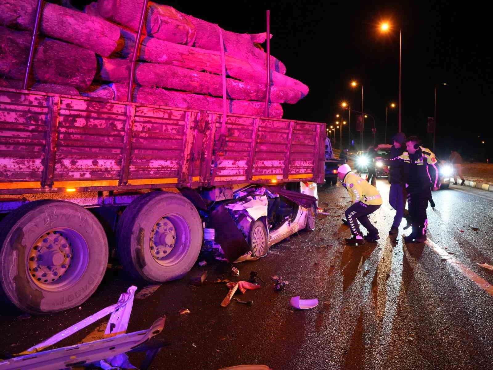 Otomobil tırın dorsesinin altında girdi: 1 kişi öldü, 2 kişi ağır yaralandı 11 otomobil tirin dorsesinin altinda girdi 1 kisi oldu 2 kisi agir yaralandi 7 FNegvVAS