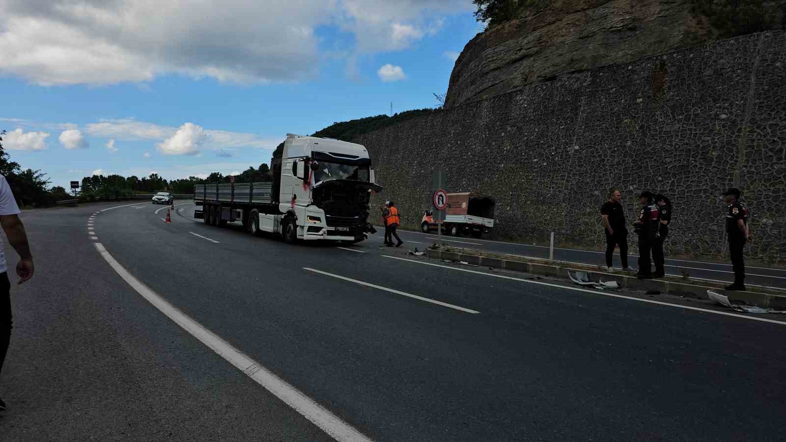 Otomobil tırla çarpıştı, yaşlı çift hayatını kaybetti 6 otomobil tirla carpisti yasli cift hayatini kaybetti 2