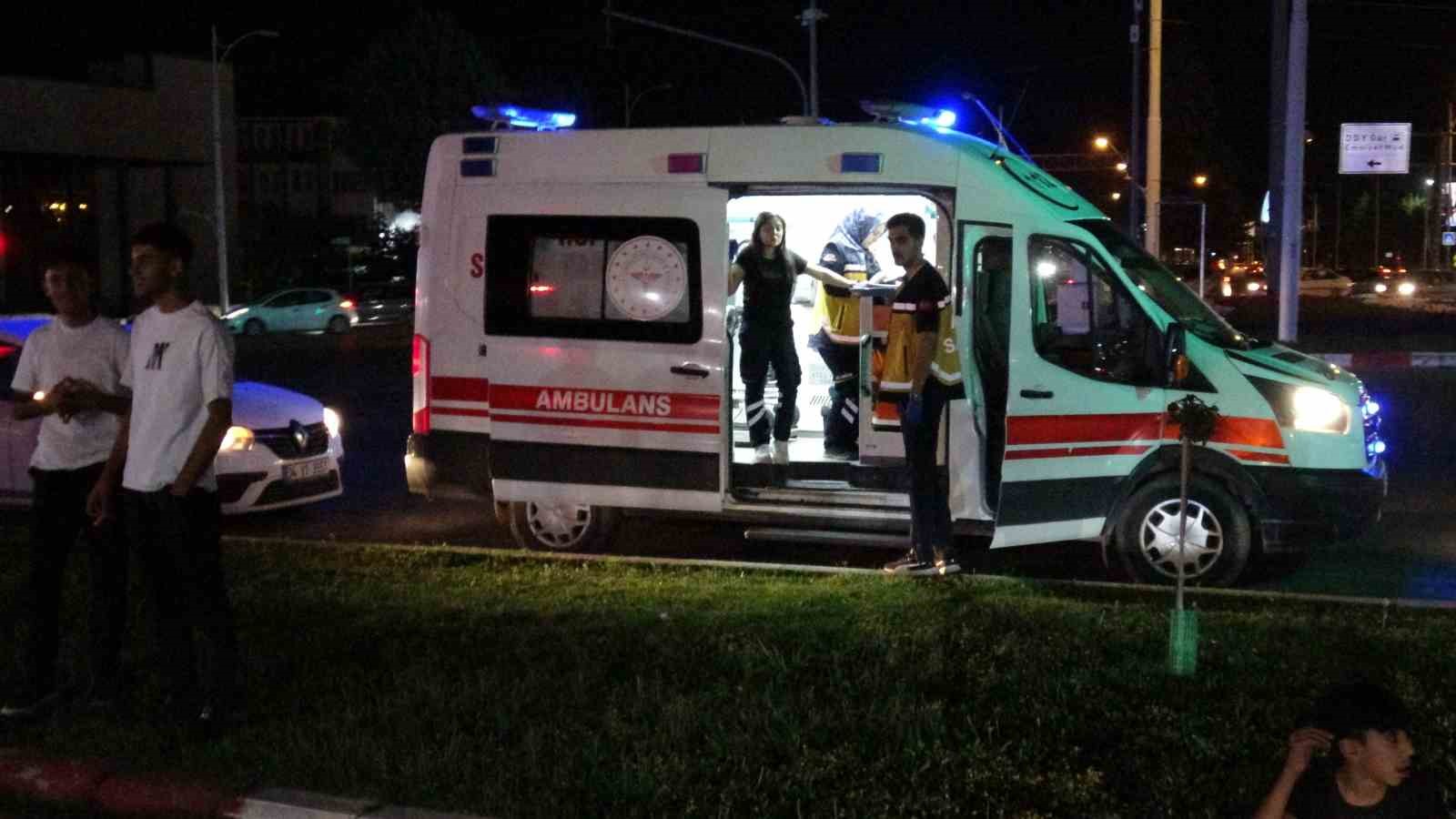 otomobil trambus diregine carpti yarali surucu ambulanstan kacti 0 phCASbia