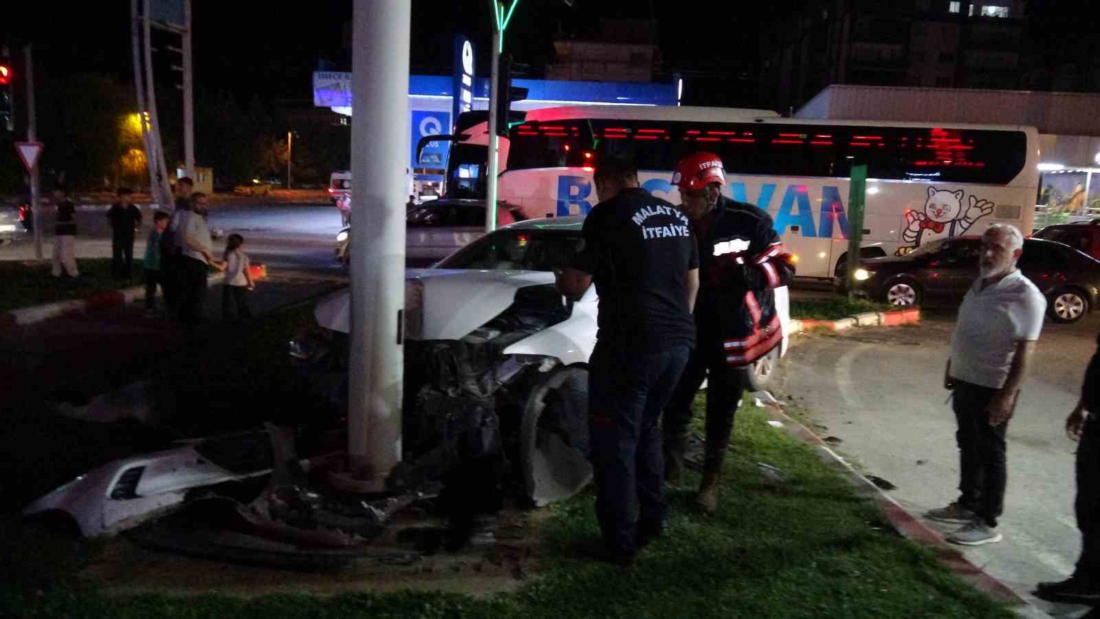 otomobil trambus diregine carpti yarali surucu ambulanstan kacti 1 GDLXrW2O