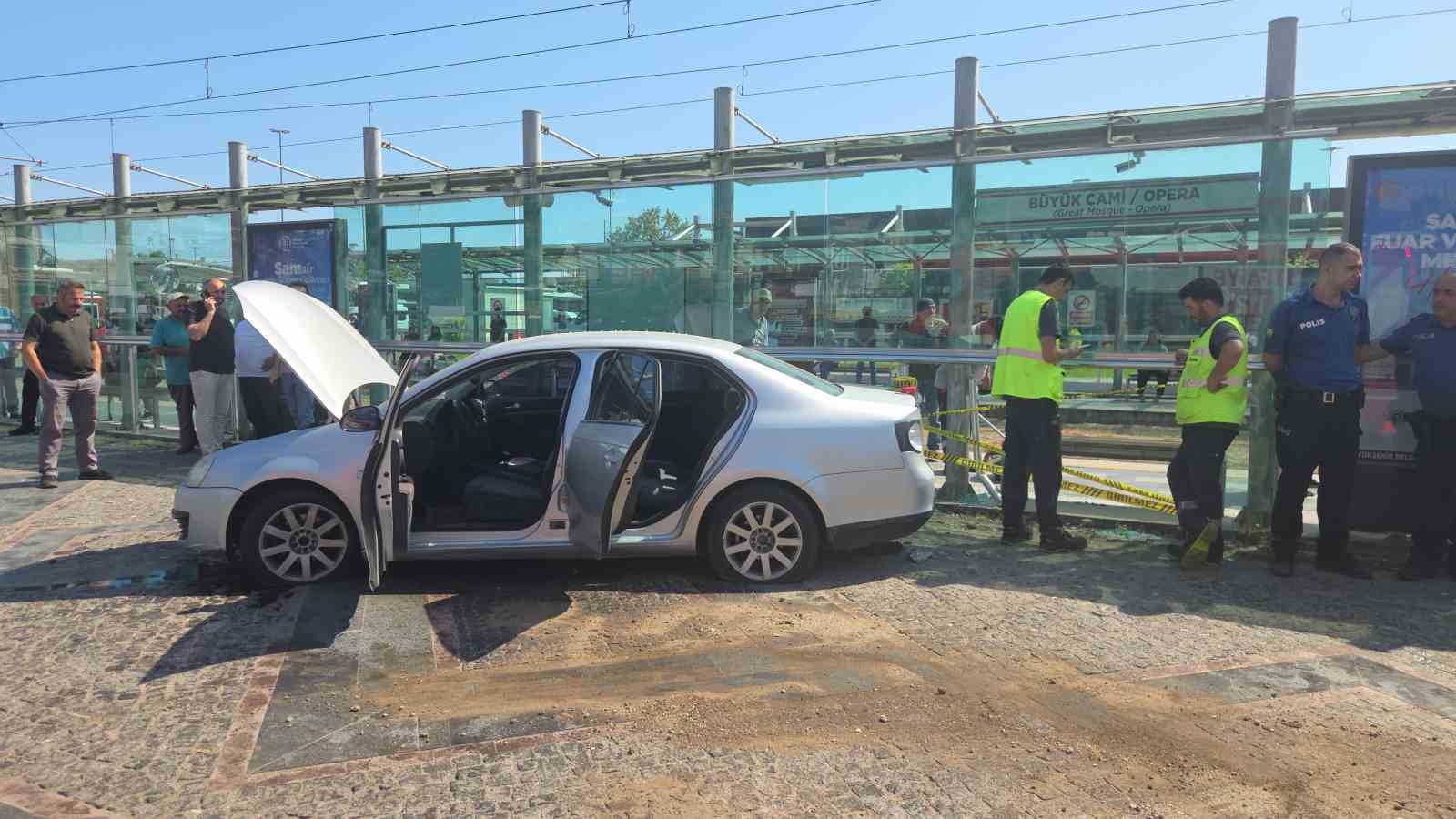 Otomobil tramvay istasyonuna çarptı: 3 yaralı 4 otomobil tramvay istasyonuna carpti 3 yarali 0 jK2eJXFI