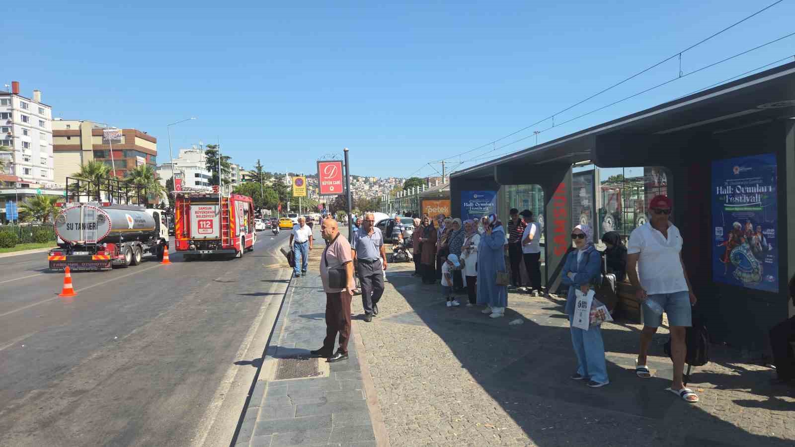 Otomobil tramvay istasyonuna çarptı: 3 yaralı 5 otomobil tramvay istasyonuna carpti 3 yarali 1 1fEKXiAY