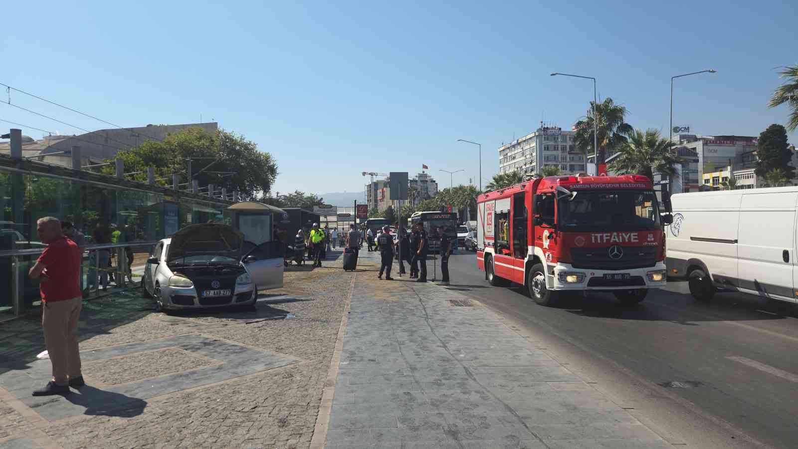 Otomobil tramvay istasyonuna çarptı: 3 yaralı 6 otomobil tramvay istasyonuna carpti 3 yarali 2 1vfqhAED